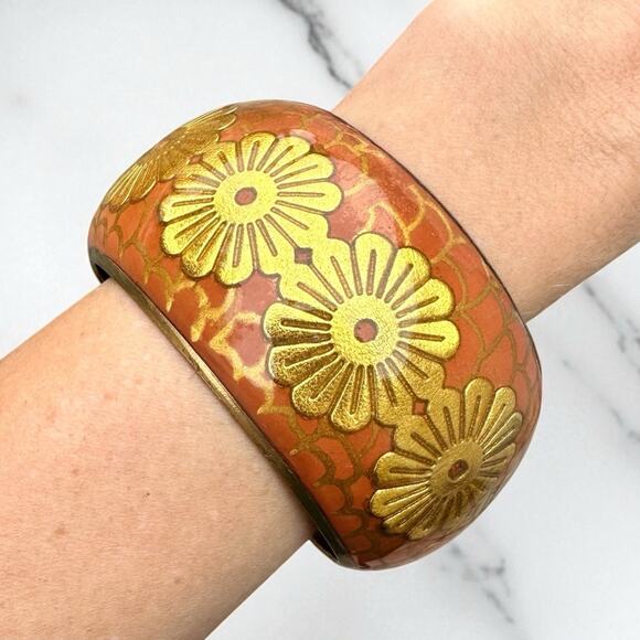 Vintage Brass & Enamel Floral Gold Tone Orange Flower Wide Bangle Bracelet Boho - Picture 1 of 5